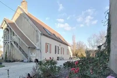Gîte en forêt avec jardin, terrasse et parking près de la Loire