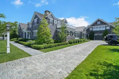 Image de Luxury Field Club Compound with Pool and Barn
