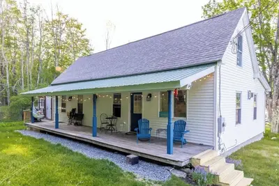 Image de Country Home in Heart of Village Close to Mt. Snow!