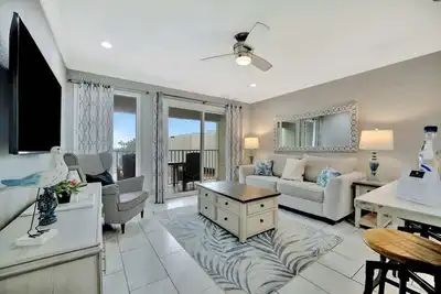 Image de Modern Tampa Waterfront Condo | Heated Pool & Bar!