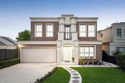 Image de Luxurious Georgian Style Family Home with Cinema