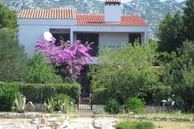 Apartment \"Stipe\" directly by the sea with beach access from the garden.