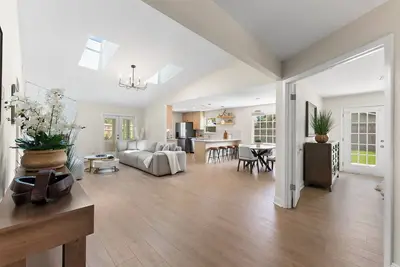 Image de 5 min to Mayo—luxury, comfort & care designed for patients & caregivers.