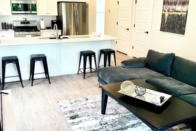 Image de Downtown Lux Home - Pet-Friendly, Fenced-In Backyard - Minutes to the Bay