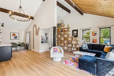 Image de Love by the Lake - 3 bedroom Boho Bungalow in the Heart of The Shoreway