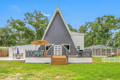 Image de Luxury A-Frame Escape: 6br, 4ba, Pool, Pickleball, Cinema & Ultimate Relaxation!