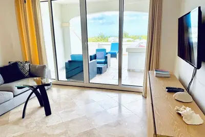 Image de Beautifully remodeled 1 bedroom condo with incredible views of Grace Bay