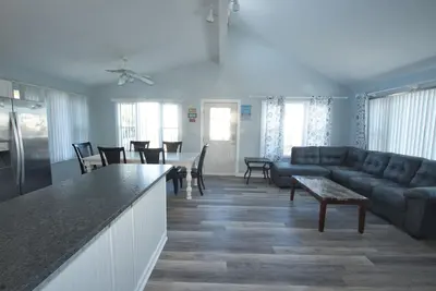Image de Surf City Home w/ wrap around deck (1 house from beach), 30min Atlantic City