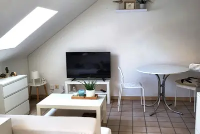 Image de un accueillant studio, situé en centre ville mais au calme