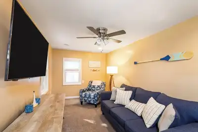 Image de Cozy Cottage: 3 blks to beach| Fenced Yard w Grill