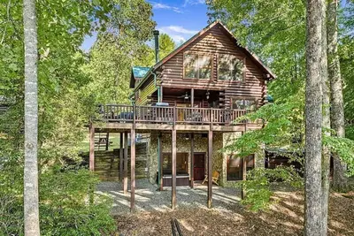 Image de Little Bear Lair Cabin | Creek | Hot Tub | Games