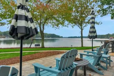 Image de Lakeside Luxury Retreat on Lake Norman