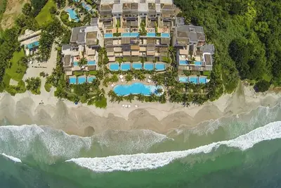 Image de \"New Listing\" superb location luxury beachfront condo