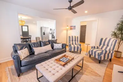 Image de Creola Charm - 3br, 2ba with Hot Tub!