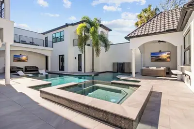 Image de *Mansion* 10 Bdrm-14 Bath-Pool-Spa-Gym-Arcade-S. Tampa