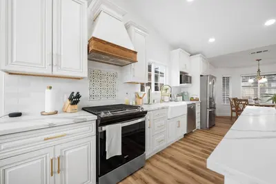 Image de Nw Gem! Modern 4br Home:Cozy Elegance, Near Parks, Dining & Easy Freeway Access\n