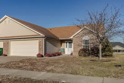 Image de Welcome to your home away from home! This centrally located 3-bedroom, 2-bath