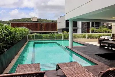 Image de Luxury home with pool - gated community