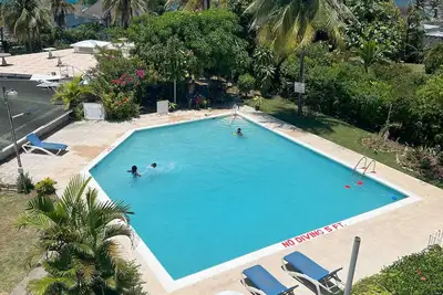 Image de Stylish top-floor, 2-bedroom apartment in Tower Isle with Ac and WiFi