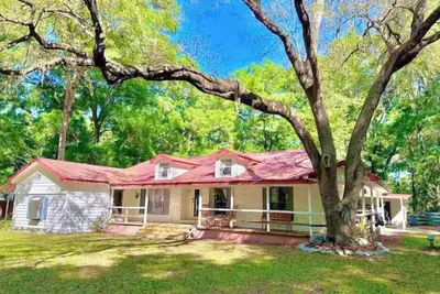 Image de Farmhouse near Fl Springs. Cabin, game room, fire-pit, grill, pond, trampoline.