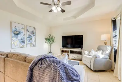 Image de Home w/ Fenced Yard Near Dtwn Rogers!