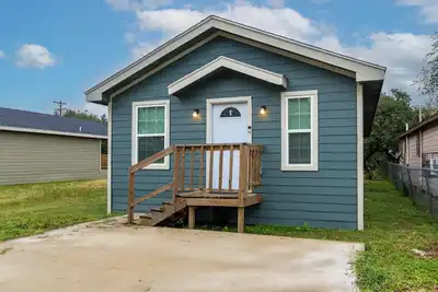 Image de Brand New 3 bed house in central San Benito with Ac, WiFi, and digital features