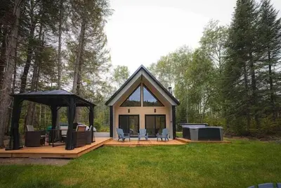 Image de Chalet Le Bébé Falaise, bord de l'eau!
