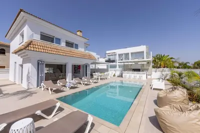 Image de SunnyVillas: 3br New Modern Villa*Private Pool*Blg