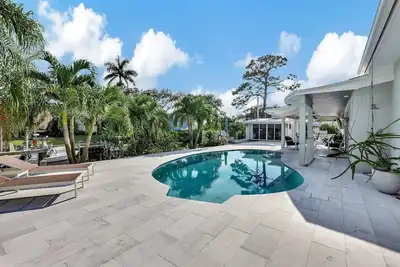 Image de Coastal Waterfront Retreat with Private Dock, walking distance to District Table