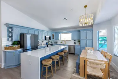 Image de Seaside Cottage in walking distance of downtown Gilbert with charming pool.