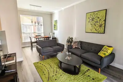 Image de European feel 3-story city house in West Sacramento