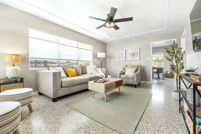 Image de Sunny Side Up – A Charming Retreat!