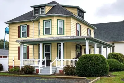 Image de The Lodge on Main. A Victorian home. Walk/bike to everything! !