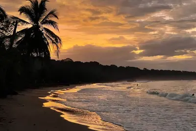 Image de Gardenview Retreat | Beachfront | Walk Everywhere