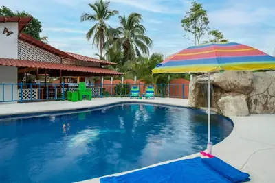 Image de Serene Poolside Stay | Walk to Beach | Near Dining