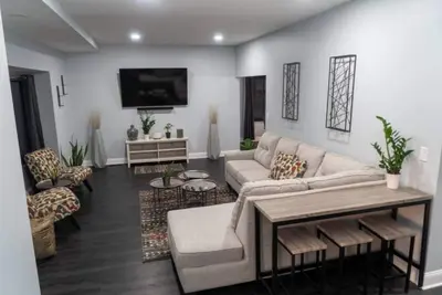Image de Corner Bungalow: Newly Renovated, Spacious & Open, Central & Convenient.
