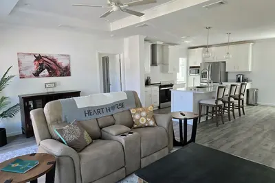 Image de Mane House with Optional 3-Stall Barn Rental