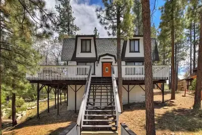 Image de The Mountain Treehouse + Jacuzzi + Large Backyard!