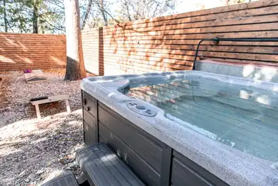 Image de Charming 2-bedroom house with Hot Tub in peaceful neighborhood in Okc