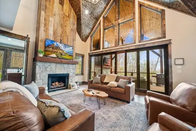 Image de The Grateful Bear - Modern Mountain home in The Lodges at Eagles Nest