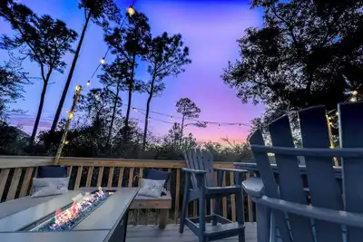 Image de Warm Winter Escape, Spacious 4br Home, Pool, Walk to the Beach!