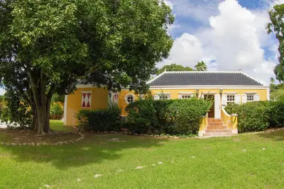 Image de Gorgeous Historical Landhouse, Large Tropical Pool & Garden, Central Location!