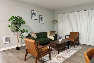 Image de Spacious 2br Apartment w/ queen bed, Fireplace & Patio. Near Downtown.