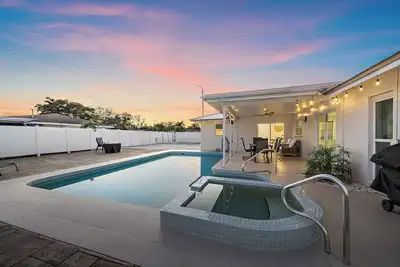 Image de Brookline Retreat | Private Pool + Pickleball!