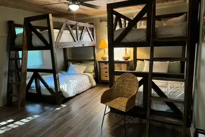 Image de Hideaway lake house! New! So cute! - Pet friendly!