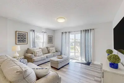 Image de Spacious home close to the beach with a private backyard and foosball table