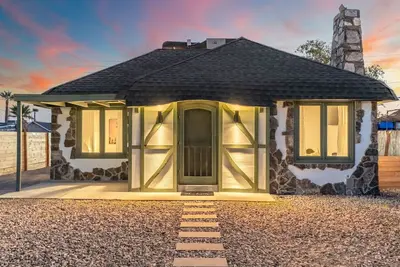 Image de Charming Cottage - Storybook Style - Near Downtown Phoenix!