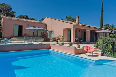 Image de villa spacieuse avec piscine privée