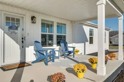 Image de Near Wineries: Hendersonville Home w/ Mtn Views!