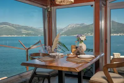 Image de Chambre avec vue sur la mer dans une villa de luxe avec plage privée